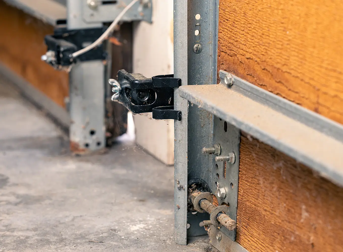 Garage Door roller and hinge replacement company edwardsville il